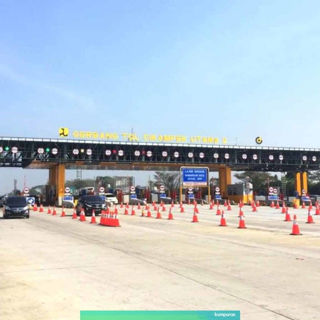 Suasana lalu lintas di gerbang tol Cikampek saat pemberlakuan One Way dimulai, Kamis (30/05). Foto: Andesta Herli WIjaya/kumparan