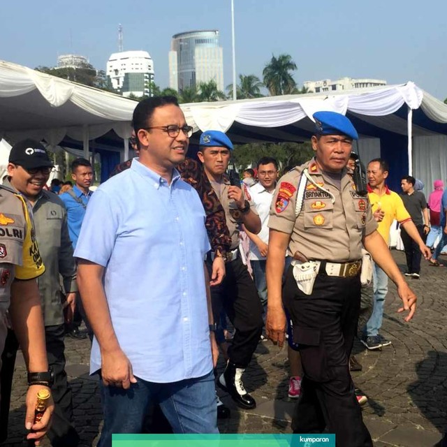 Gubernur DKI Jakarta Anies Baswedan (kedua kiri) dan Kapolda Metro Jaya Gatot Eddy (kiri) melepas pemudik di Monas. Foto: Moh Fajri/kumparan