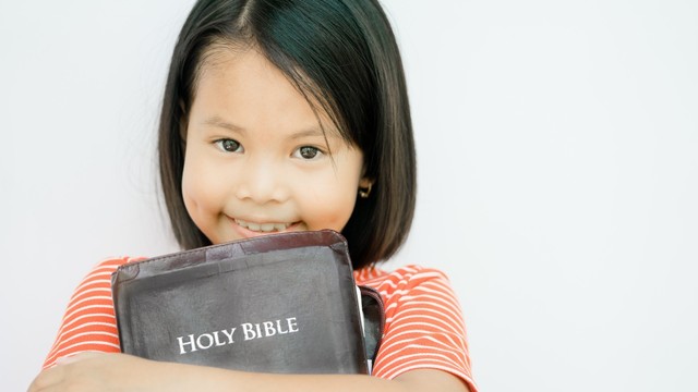 Anak Memeluk Alkitab Foto: Shutterstock