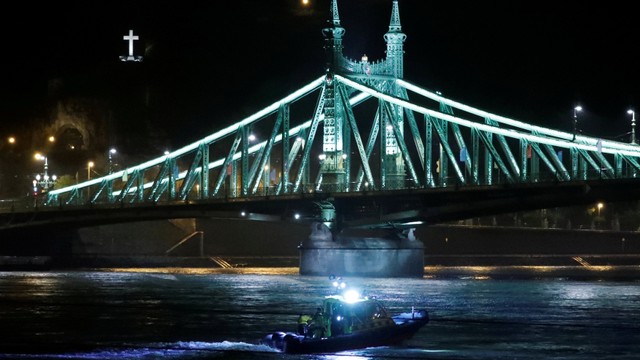 Kapal wisata tenggelam di Sungai Danube, Budapest, Hungaria Foto: Reuters/Bernadett Szabo