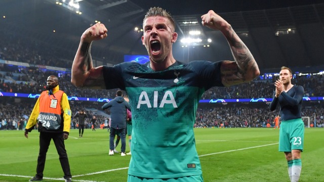 Toby Alderweireld merayakan kemenangan Tottenham atas Ajax. Foto: AFP/Anthony Devlin