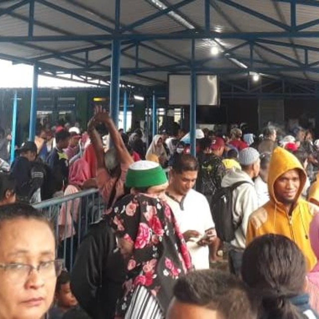 Warga yang hedak mudik dengan KM Ngapulo dan KM Cirimai. (30/5). Dok: Lentera Maluku