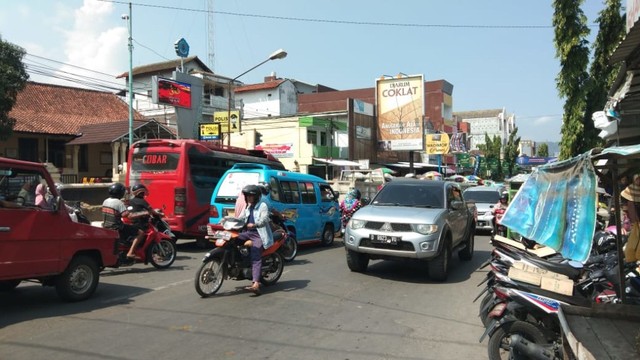 Kemacetan di Kota Bumiayu, Kamis (30/5). (Foto: Reza Abineri)
