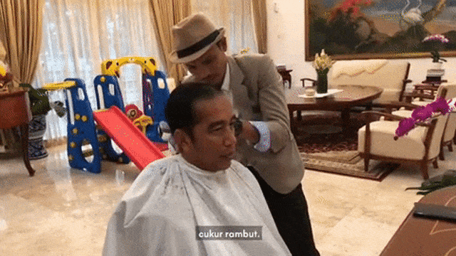 Presiden Joko Widodo cukur rambut menjelang Lebaran. Foto: Jokowi cukur rambut