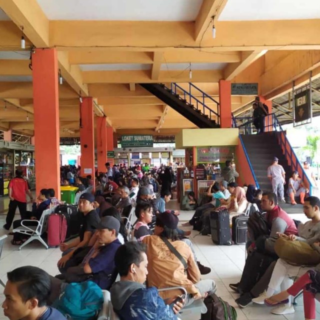 Suasana Terminal Kampung Rambutan di H-6 lebaran yang sudah mulai dipadati pemudik. Foto: Maulana Ramadhan/kumparan