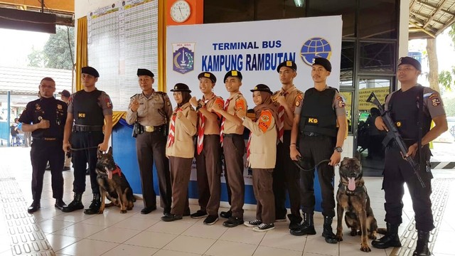 Dua ekor anjing K-9 dikerahkan untuk pengamanan mudik lebaran di Terminal Kampung Rambutan, Jakarta Timur. Foto: Maulana Ramadhan/kumparan