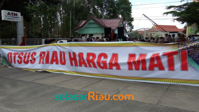 Otonomi Khusus.jpg