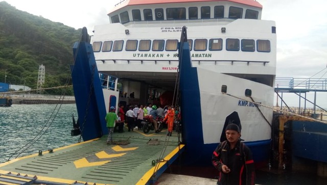 Salah satu kapal penumpang tujuan Luwuk saat berlabuh di Pelabuhan Kota Gorontalo. Kamis, (30/5). Foto : Rahmat Ali/banthayoid