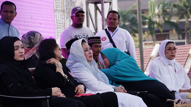 Ibunda Sandiaga Uno, Mien Rachman Uno dan Titiek Soeharto berdoa bersama Pendukung Prabowo-Sandi di TMII, Jakarta, Kamis (30). Foto: Helmi Afandi Abdullah/kumparan