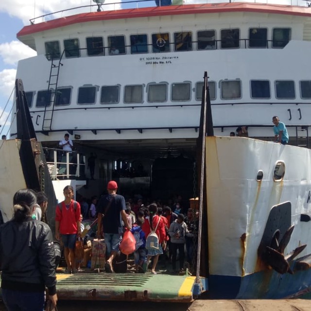 KMP Ranaka tujuan Aimere saat mengangkut penumpang di Pelabuhan Bolok,Kamis(30/5).Foto oleh: florespedia/kumparan.com