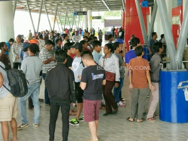 penumpukan di Bandara Wamen. (BumiPapua,com/Stefanus)