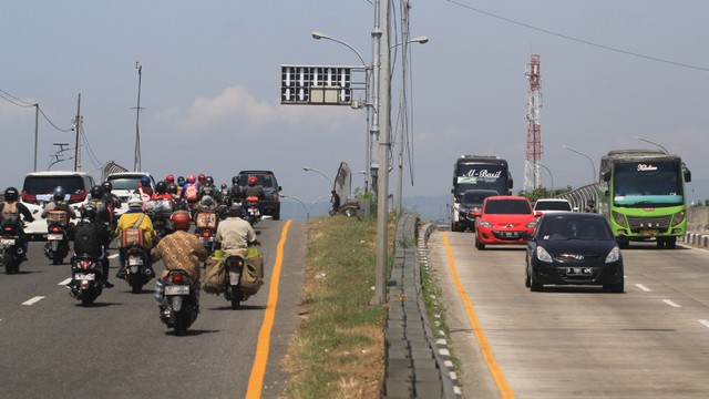 Pemudik pengguna sepeda motor memadati jalur pantura Palimanan, Cirebon, Jawa Barat, Kamis (30/5/2019). Foto: ANTARA/Dhedez Anggara