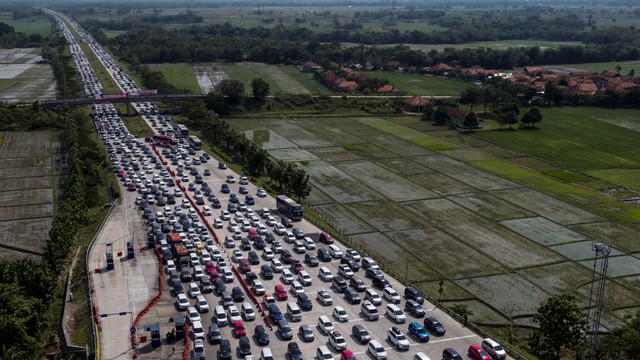 Ilustrasi kendaraan meninggalkan Jakarta lewat tol. Foto: ANTARA/Sigid Kurniawan