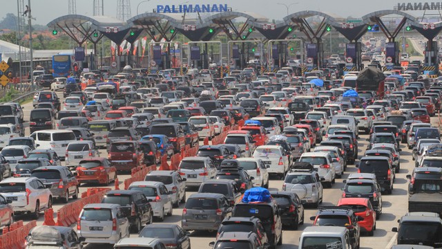 Kendaraan pemudik memadati pintu gerbang tol Cipali, Palimanan, Cirebon, Jawa Barat, Kamis (30/5/2019). Foto: ANTARA/Dedhez Anggara