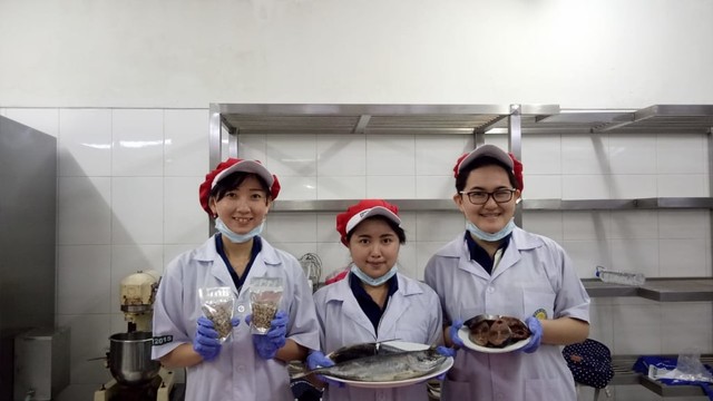 Yashinta Wisnata (tengah), Sheila Chang, dan Theresia Irene dengan kapsul ikan tongkol buatan mereka. Foto : Amanah Nur Asiah/Basra