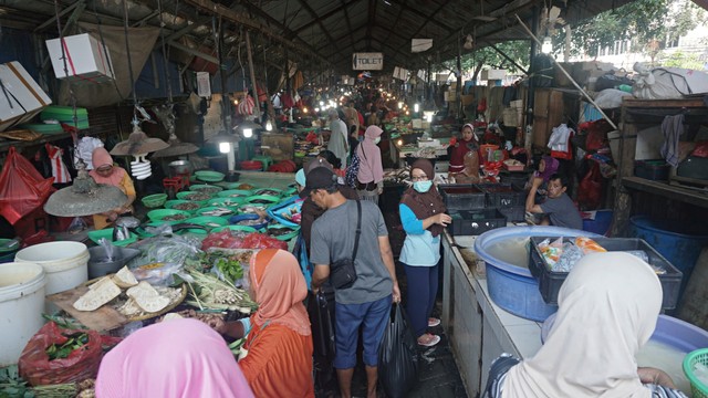 Suasana di Pasar Tradisional Pasar Minggu. Foto: Fanny Kusumawardhani/kumparan