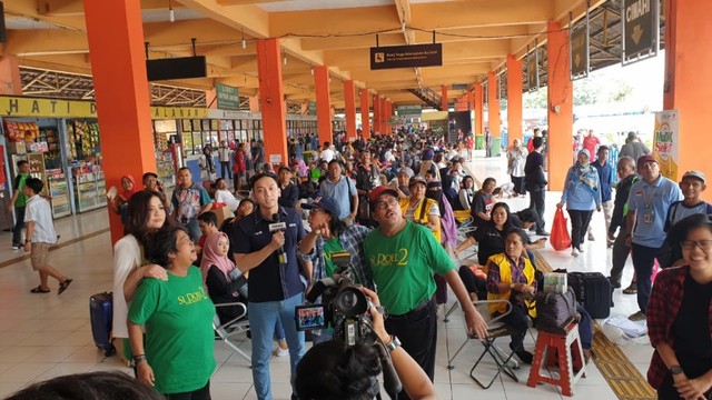 Foto: Cast 'Si Doel' Pantau Arus Mudik di Gambir dan Kampung Rambutan (18115)