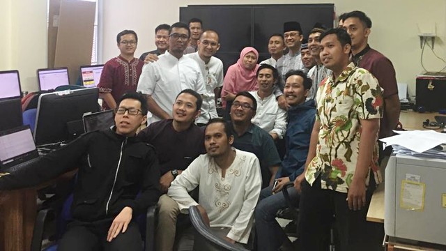 Gubernur DKI Jakarta, Anies Baswedan saat foto bersama dengan  pegawai di Balai Kota Jakarta. Foto: Moh Fajri/kumparan