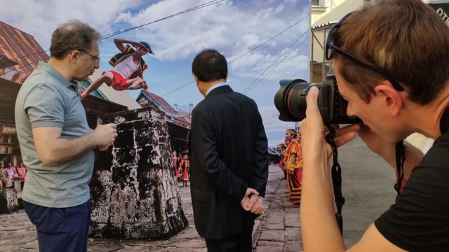 Dubes Wahid Supriyadi dan fotografer Sergey Kovalchuk sedang melihat foto tradisi lompat batu di Nias pada pameran foto 'Indonesia. The Territory of Ancient Traditions' di Moskow (29/5/2019). Foto: Dok. KBRI Moskow