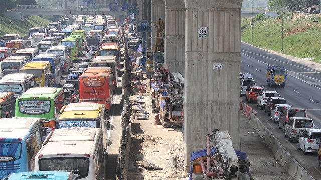 Sejumlah kendaraan melintas saat diberlakukannya Contra Flow di KM 29 ruas tol Jakarta-Cikampek, Jumat  (31/5). Foto: Helmi Afandi Abdullah/kumparan