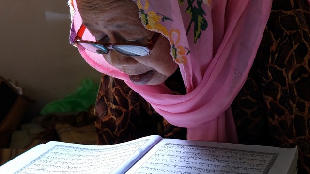 Seorang santri sepuh membaca Al Quran di serambi Masjid Agung Payaman, Komplek Pondok Pesantren Sepuh, Payaman, Magelang, Jateng. Foto: ANTARA FOTO/Anis Efizudin