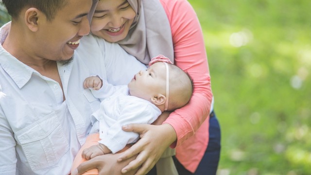 bayi baru lahir bersama orang tuanya. Foto: Shutterstock