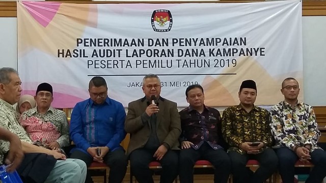 Penyerahan Hasil Audit LPPDK dari KAP ke KPU. Foto: Fadjar Hadi/kumparan