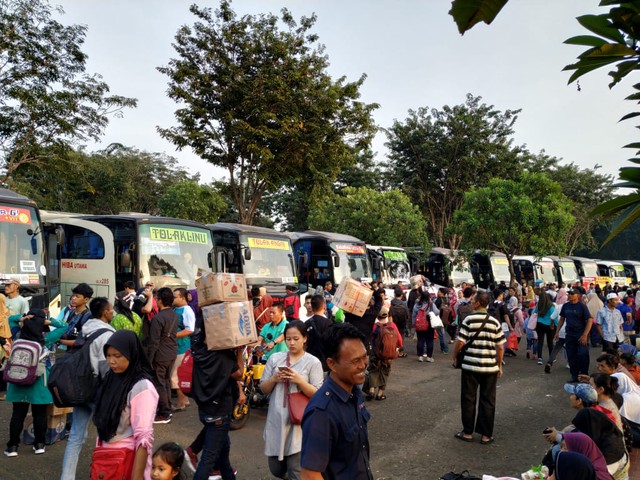com-Sebanyak 189 bus membawa 1.200 pemudik pada Mudik Gratis Sido Muncul 2019. Foto: Taufik Nur Shidiq/kumparan