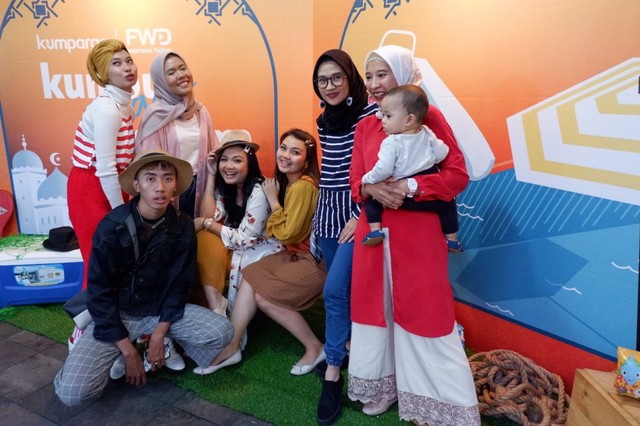 kumpul pinggir kolam1.JPG
