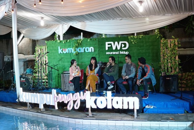 kumpul pinggir kolam 2.JPG