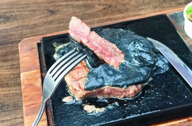 Ilustrasi steak Foto: Toshiko/kumparan