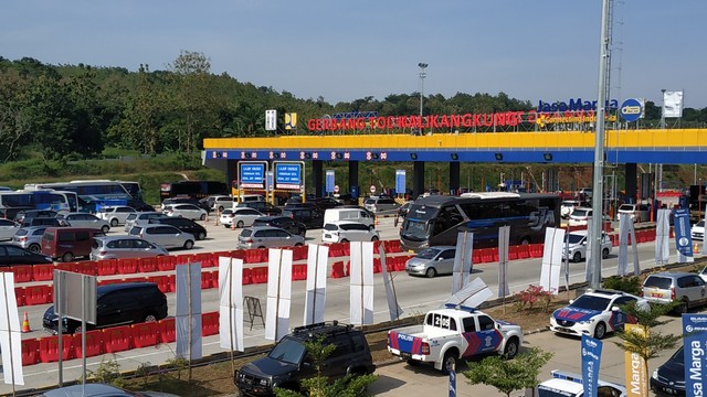 Suasana terkini Gerbang Tol Kalikangkung Ngaliyan Semarang. Foto: Afiati Tsalitsati/kumparan