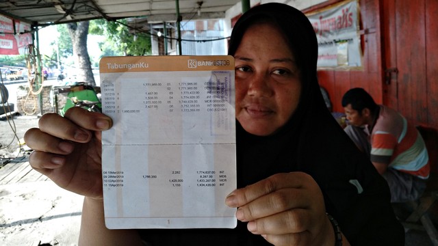 Novi saat menunjukan rekening tabungan bantuan PKH. Foto: Rahmat Utomo/kumparan
