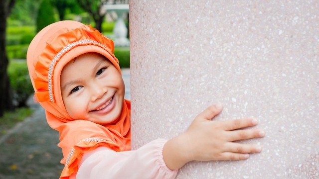 anak perempuan dengan hijab Foto: Shutterstock