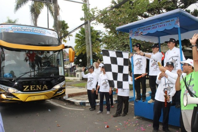 Perum Jasa Tirta 1 saat memberangkatkan mudik gratis. (foto: dokumen).