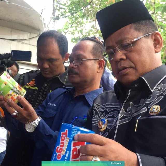 Wali Kota Banda Aceh, Aminullah Usman (kanan) memeriksa parsel lebaran di salah satu toko kawasan Masjid Raya Baiturrahman, Banda Aceh, Jumat (31/5). Foto: Zuhri Noviandi/kumparan