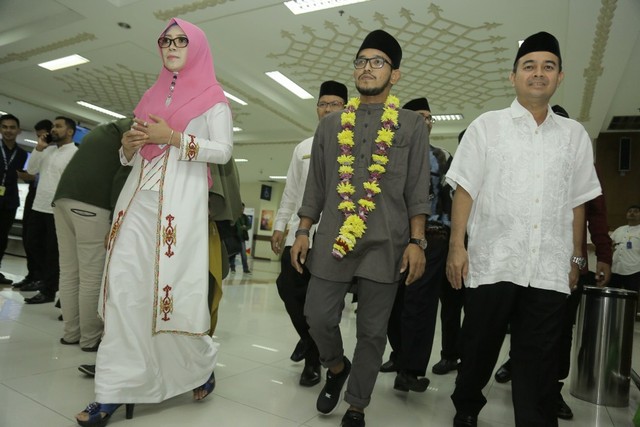 Fajar, juara Voice of Ramadan: The Next Sabyan asal Aceh disambut oleh sejumlah pejabat dengan pengalungan bunga saat mendarat di Bandara Sultan Iskandar Muda, Aceh Besar, Jumat (31/5). Foto: Humas Aceh