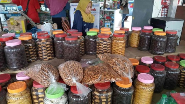 Deretan kue kering yang dijajakan Hendra di Kota Ternate. Kue kering ini dibawa dari Gorontalo, Sulawesi Utara. Foto: Rizal Syam/cermat