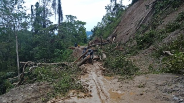 Salah satu titik rawan, jalan terputus dan longsor di wilayah Kabupaten Sigi, Sulteng. Foto: Istimewa