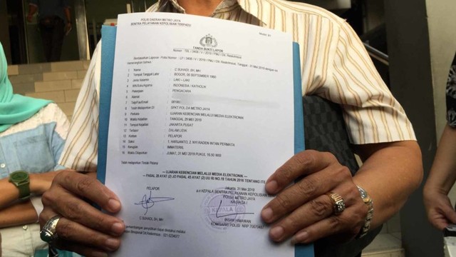 Relawan Jokowi, C Suhadi, melaporkan akun bernama Rocky Gerung