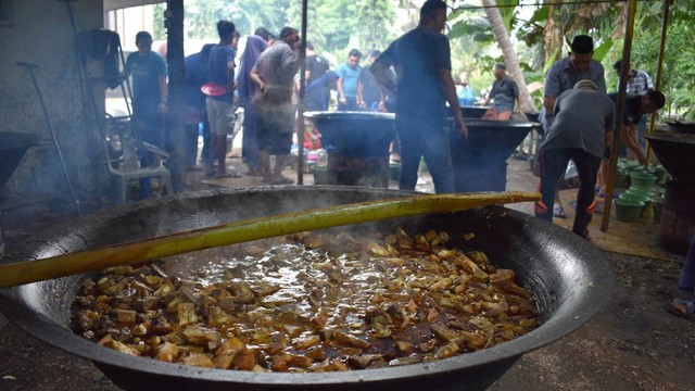 Kuah Beulangong dimasak warga Gampong Gla Meunasah Baro, Krueng Barona Jaya, Aceh Besar. Foto; Adi Warsidi/acehkini