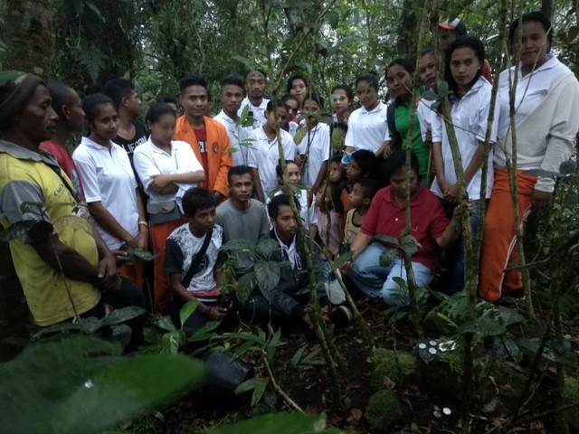 Mahasiwa KKN Universitas Nusa Nipa Maumere bersama warga Desa Koting D pose bersama sebelum Aksi Tanam Pohon di Bukit Iligai pada Jumat(31/5) pagi. Sumber foto : Istimewa. 