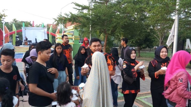 Sapma PP Brebes Bagi Takjil di Monumen Juang 45 Sambil Akustikan