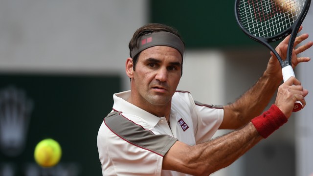 Aksi Roger Federer saat menghadapi Casper Ruud di babak ketiga Prnacis Terbuka 2019. Foto: Christophe ARCHAMBAULT / AFP