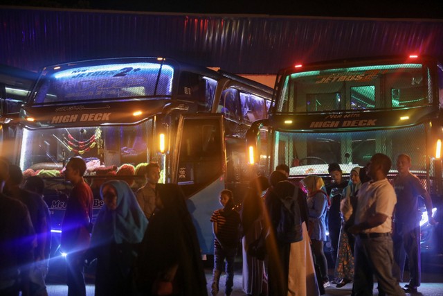 Pemudik Lebaran 2019 di Aceh mulai memadati Terminal Batoh, Banda Aceh, Jumat (31/5) malam. Foto: Suparta/acehkini