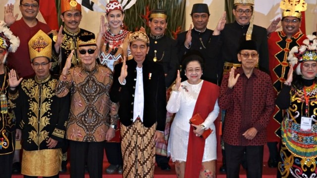 Presiden Joko Widodo (tengah) berswafoto dengan sejumlah tokoh usai Upacara Hari Kelahiran Pancasila di Gedung Pancasila, Jakarta (1/6/2019). Foto: Irfan Adi Saputra/kumparan
