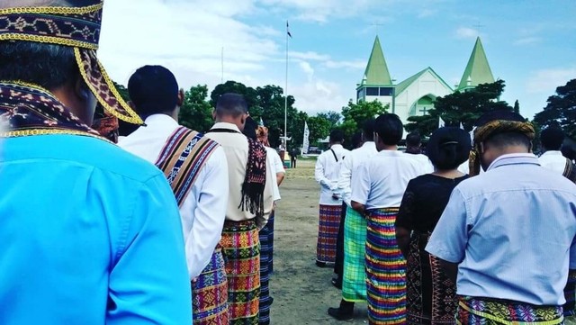 Para peserta apel Peringatan Hari Lahir Pancasila pada Sabtu(1/6) di Lapangan Kota Baru Maumere, kompak mengenakan busana adat . Sumber foto: akun FB.Kabar Maumere.