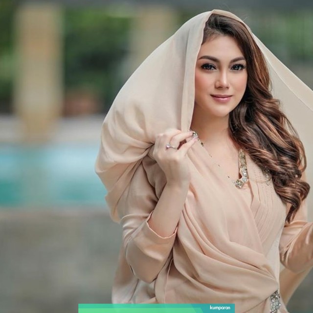 Celine Evangelista kenakan busana muslim. Foto: Instagram @celine_evangelista