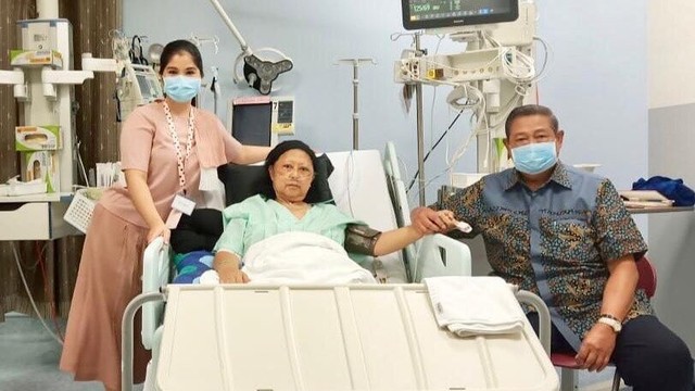 Ani Yudhoyono (tengah) bersama Susilo Bambang Yudhoyono (kanan) dan Annisa Pohan (kiri) saat berada di NUH, Singapura