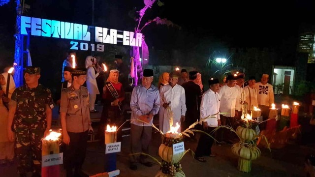 Wali Kota Burhan Abdurrahman dan Wakil Wali Kota Ternate Abdullah Taher serta Forum Komunikasi Pimpinan daerah Ternate bersiap membuka secara resmi Festival Ela-ela 2019 di Ternate, Maluku Utara. Foto: Faris Bobero/cermat